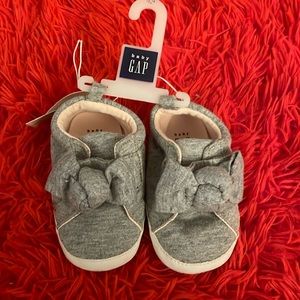 GAP baby knot bow sneakers NWT. Size 12-18 months.